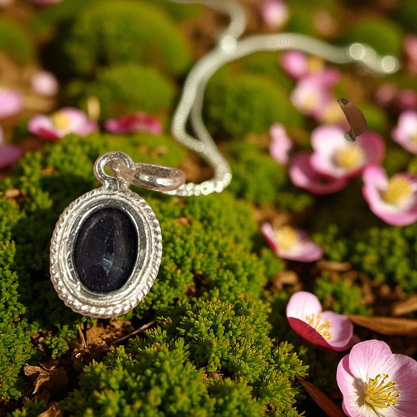 Natural Sapphire (Blue) with silver 5.65 Ct N388
